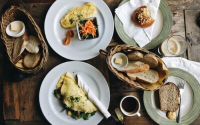 foodiesfeed.com_omelette-with-freshly-baked-pastry-in-a-cafe_resultado